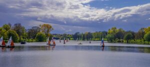 Der Aasee-Park in Münster bietet viele Möglichkeiten zur Entspannung. Die Installation von schwimmenden Pflanzenzonen im Aasee verbessert die Wasserqualität und ökologische Vielfalt. Erfahren Sie mehr über die Maßnahmen und Ziele.