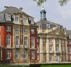 Der Hauptsitz der Universität Münster ist das Schloss. Uni Münster Hochschultag 2023. Bevölkerungsprognose Münster Die "Lange Nacht der Bildung" in Münster steht unter Kritik. Erfahren Sie mehr über die geplante Gegenveranstaltung und die Änderungen der Fachschaften. Preiserhöhung Semesterticket Münster: AStA kritisiert steigende Kosten und Sparmaßnahmen in der Lehre, fordert Entlastung und ein bundesweites Semesterticket. Erfolgreicher Spracherwerb findet außerhalb des Unterrichts statt – warum Alltagssprache wichtiger ist als Grammatik und was Sprachensterben bedeutet. March for Science Münster 2025: Universität Münster ruft zu einem öffentlichen Wissenschaftsmarsch mit Podiumsdiskussion am 9. Mai auf.