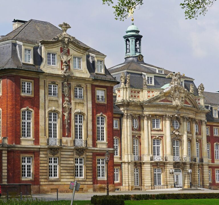 Der Hauptsitz der Universität Münster ist das Schloss. Uni Münster Hochschultag 2023. Bevölkerungsprognose Münster Die "Lange Nacht der Bildung" in Münster steht unter Kritik. Erfahren Sie mehr über die geplante Gegenveranstaltung und die Änderungen der Fachschaften. Preiserhöhung Semesterticket Münster: AStA kritisiert steigende Kosten und Sparmaßnahmen in der Lehre, fordert Entlastung und ein bundesweites Semesterticket. Erfolgreicher Spracherwerb findet außerhalb des Unterrichts statt – warum Alltagssprache wichtiger ist als Grammatik und was Sprachensterben bedeutet. March for Science Münster 2025: Universität Münster ruft zu einem öffentlichen Wissenschaftsmarsch mit Podiumsdiskussion am 9. Mai auf.
