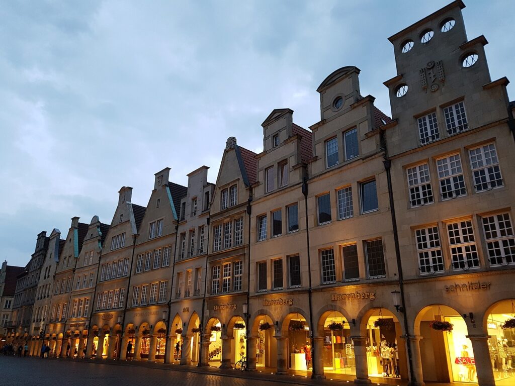 Entdecken Sie, wie das Münsterland und Münster beim verfügbaren Einkommen in NRW abschneidet und welche Städte besonders hohe Werte erreichen. Münsters Einwohnerzahl erreicht Rekordwert! Die Stadt wächst weiter und zählt Ende 2024 über 322.700 Menschen. Erfahre hier alle Zahlen und Trends.