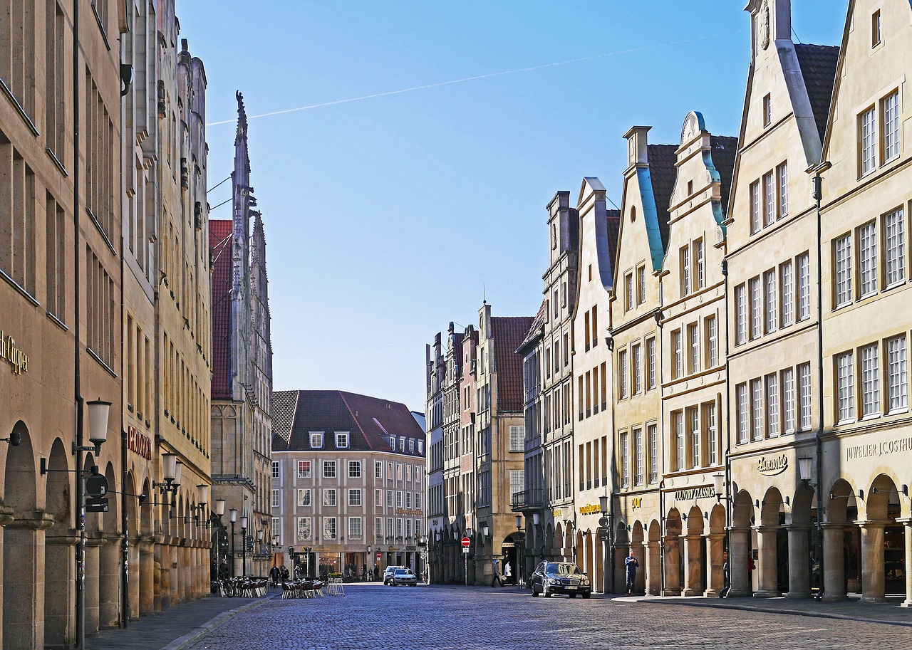 : Die Immobilienentwicklung in Münster bleibt stabil, aber die Mieten steigen weiter und der Wohnraum wird knapp. Wachsende Bevölkerung verschärft die Lage.