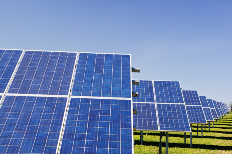 Die Solarmodulproduktion in Europa steht trotz des Solarbooms vor Herausforderungen. Erfahren Sie mehr über die nötige politische Unterstützung und die Auswirkungen des Wettbewerbs aus China. Photovoltaik auf Rekordniveau: Die erneuerbaren Energien in Münster 2024 erreichen neue Höchstwerte.