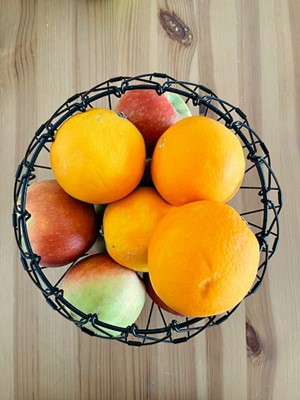 Eine Obstschale mit Orangen, Äpfeln und Birnen.