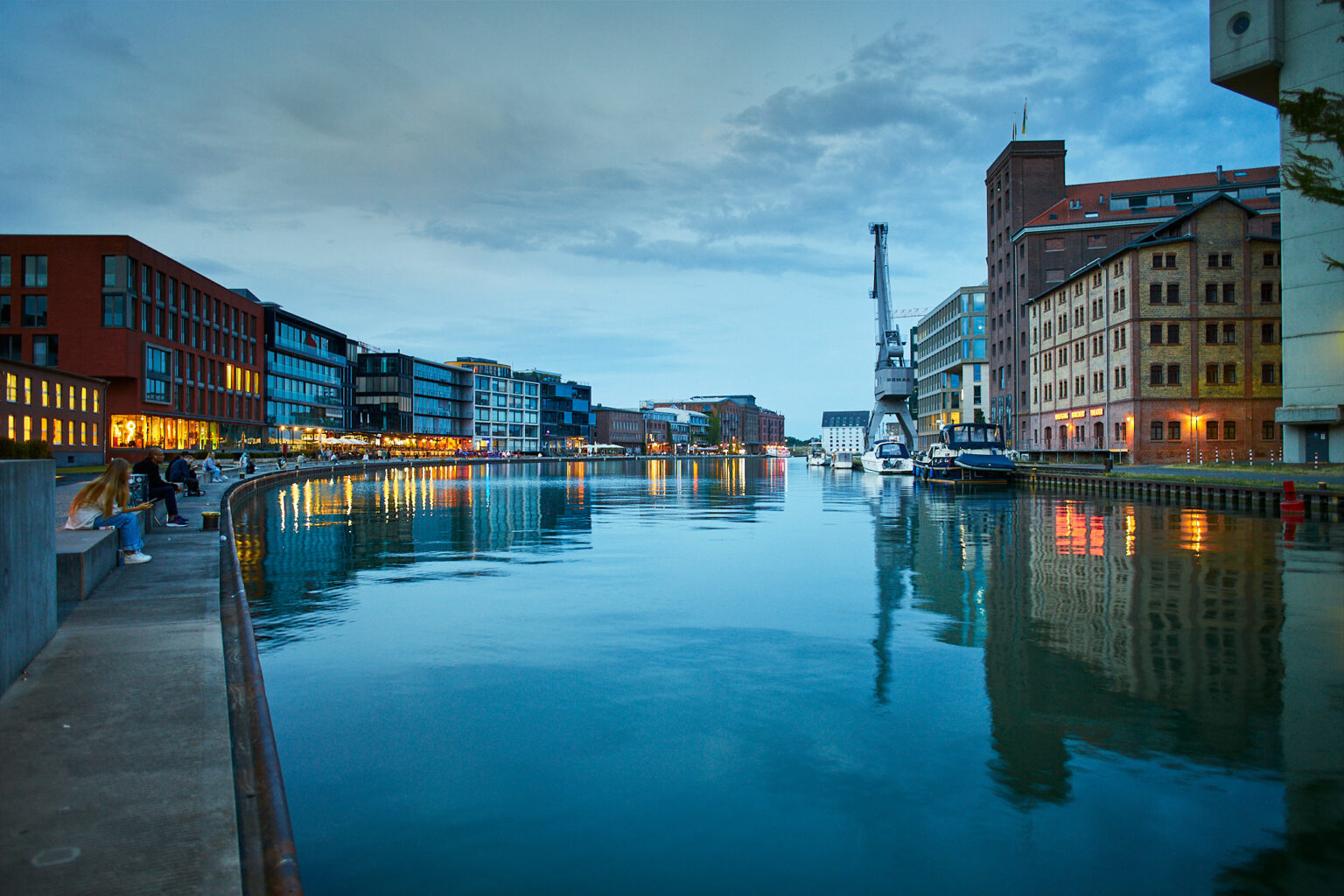 Kennst du den Stadthafen I in Münster? Auch als Hafen Münster bekannt, handelt es sich dabei um einen Binnenhafen, der sich in der westfälischen Stadt Münster befindet. Die Eröffnung fand bereits im Jahr 1899 statt und der Hafen zweigt als Stichhafen vom Dortmund-Ems-Kanal ab. Ursprünglich wurde er als städtischer Eigenbetrieb geführt, doch seit 1953 sind die Stadtwerke Münster für den Betrieb zuständig. Erfahre alles bei Münster Aktuell! Entdecke die aufregende Fotoaktion "Münsteraner des Monats" von Münster Aktuell und Provinzial Franz Stupperich und gewinne tolle Preise. Wir blicken im Jahresrückblick auf alles schöne, traurige und skurille was die Stadt Münster im Jahr 2024 bewegt hat. Nachdem das Vapiano am Hafenplatz in Münster geschlossen hat, steht ein Nachfolger fest: Eröffnung ist Ende 2025 geplant.