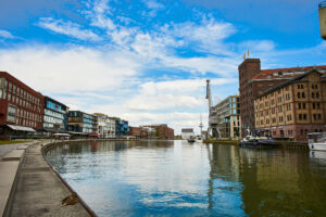 Kennst du den Stadthafen I in Münster? Auch als Hafen Münster bekannt, handelt es sich dabei um einen Binnenhafen, der sich in der westfälischen Stadt Münster befindet. Die Eröffnung fand bereits im Jahr 1899 statt und der Hafen zweigt als Stichhafen vom Dortmund-Ems-Kanal ab. Ursprünglich wurde er als städtischer Eigenbetrieb geführt, doch seit 1953 sind die Stadtwerke Münster für den Betrieb zuständig. Am Hafen Münster wurde nun euch kostenloses Wlan eingeführt.