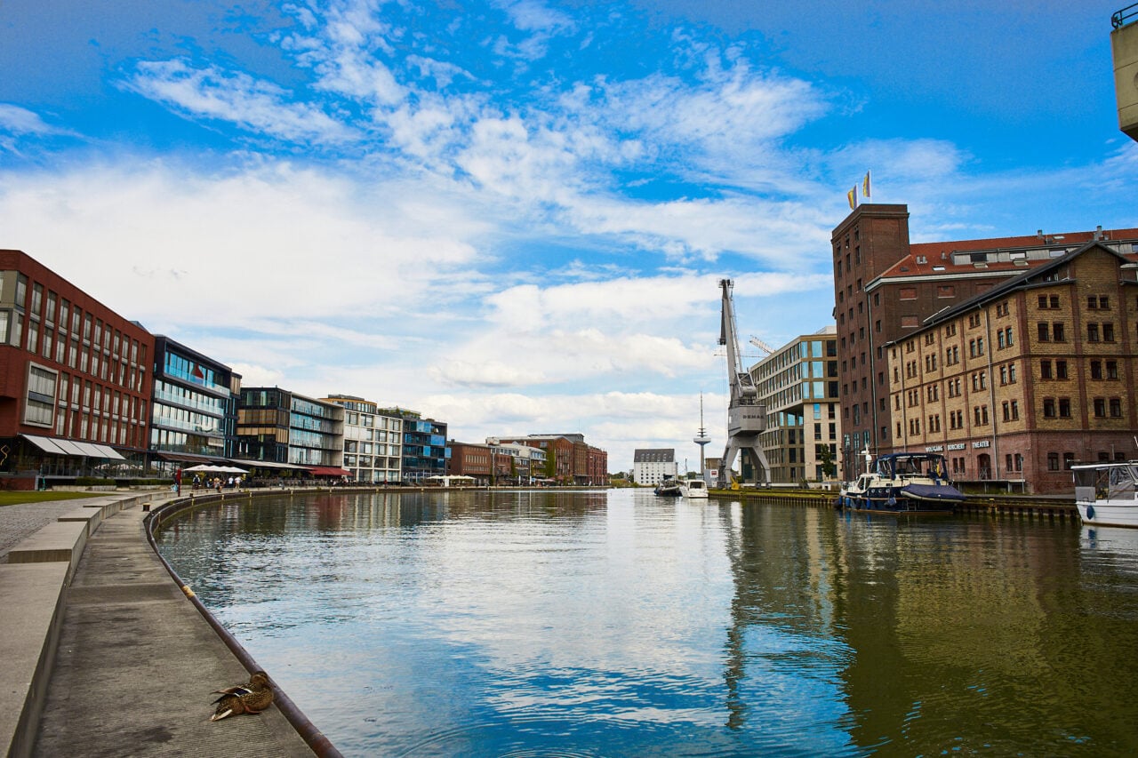Kennst du den Stadthafen I in Münster? Auch als Hafen Münster bekannt, handelt es sich dabei um einen Binnenhafen, der sich in der westfälischen Stadt Münster befindet. Die Eröffnung fand bereits im Jahr 1899 statt und der Hafen zweigt als Stichhafen vom Dortmund-Ems-Kanal ab. Ursprünglich wurde er als städtischer Eigenbetrieb geführt, doch seit 1953 sind die Stadtwerke Münster für den Betrieb zuständig. Am Hafen Münster wurde nun euch kostenloses Wlan eingeführt.