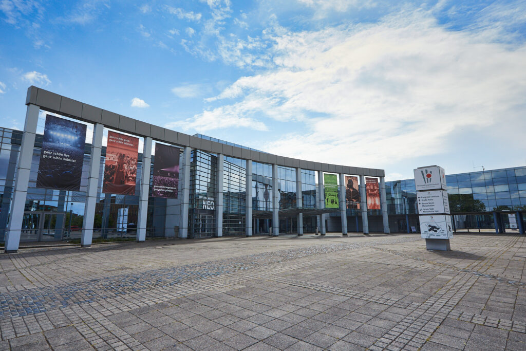 Die Halle Münsterland ist nicht nur für ihre vielfältigen Veranstaltungen bekannt, sondern auch für ihre Fähigkeit, ein breites Publikum anzusprechen. Mit einer Kapazität, die es ermöglicht, sowohl intime Veranstaltungen als auch große Versammlungen zu beherbergen, hat sie sich als wichtiger kultureller und gesellschaftlicher Treffpunkt in der Region etabliert.