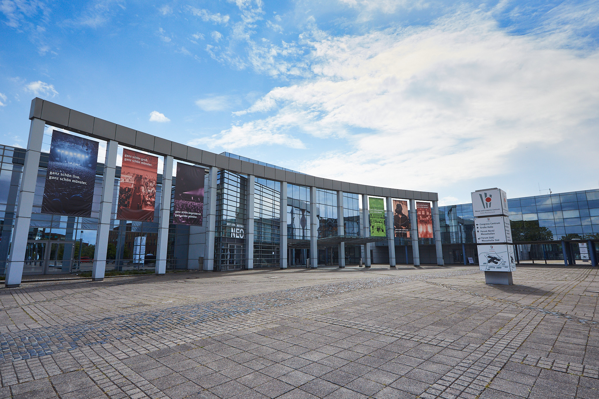 Die Halle Münsterland ist nicht nur für ihre vielfältigen Veranstaltungen bekannt, sondern auch für ihre Fähigkeit, ein breites Publikum anzusprechen. Mit einer Kapazität, die es ermöglicht, sowohl intime Veranstaltungen als auch große Versammlungen zu beherbergen, hat sie sich als wichtiger kultureller und gesellschaftlicher Treffpunkt in der Region etabliert.