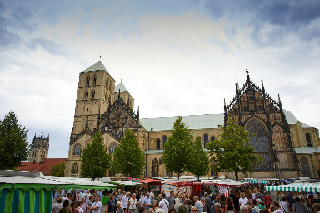 Schwere Vorwürfe gegen einen verstorbenen Priester des Bistums Münster wurden bekannt. Grenzüberschreitendes Verhalten in seelsorglicher Begleitung wird untersucht. Wegen der Feiertagsverschiebung findet der Wochenmarkt in Münster bereits am Dienstag statt. Alle Termine und Änderungen im Überblick.
