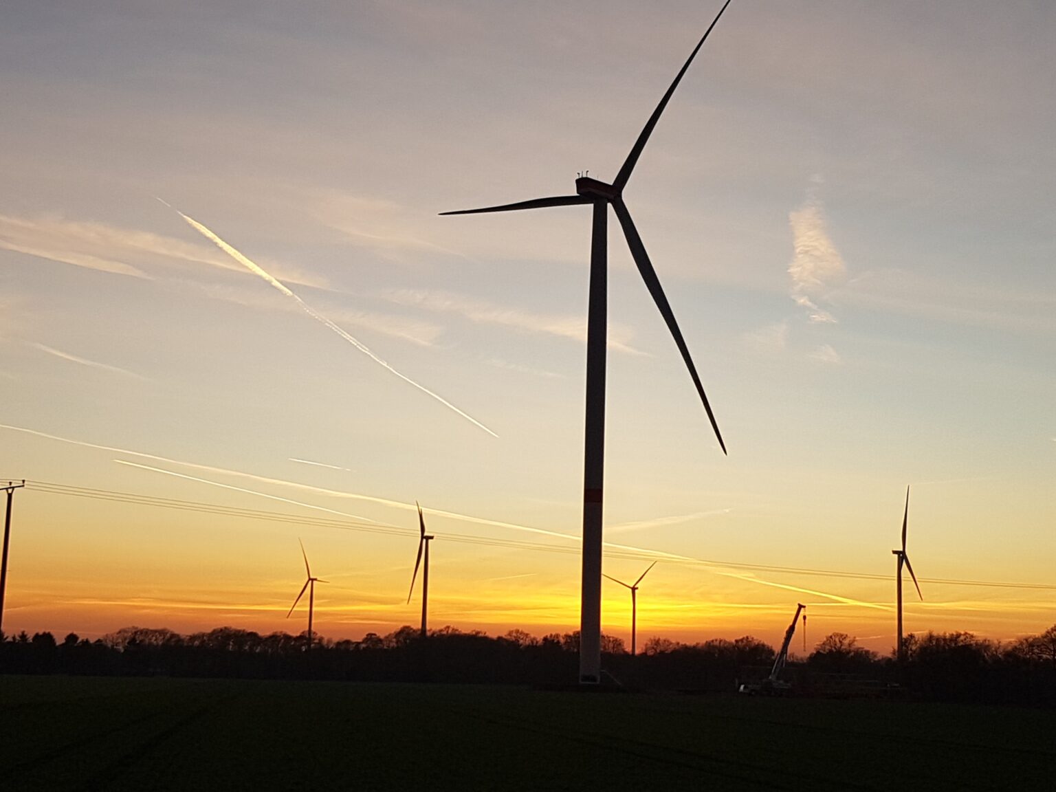 NRW überschreitet 2025 erstmals die Gigawatt-Marke beim Windenergie-Ausbau. Doch fehlende Stromnetze gefährden das Tempo.