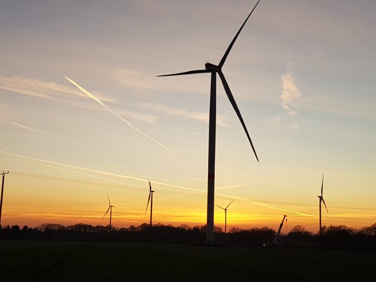 NRW überschreitet 2025 erstmals die Gigawatt-Marke beim Windenergie-Ausbau. Doch fehlende Stromnetze gefährden das Tempo.