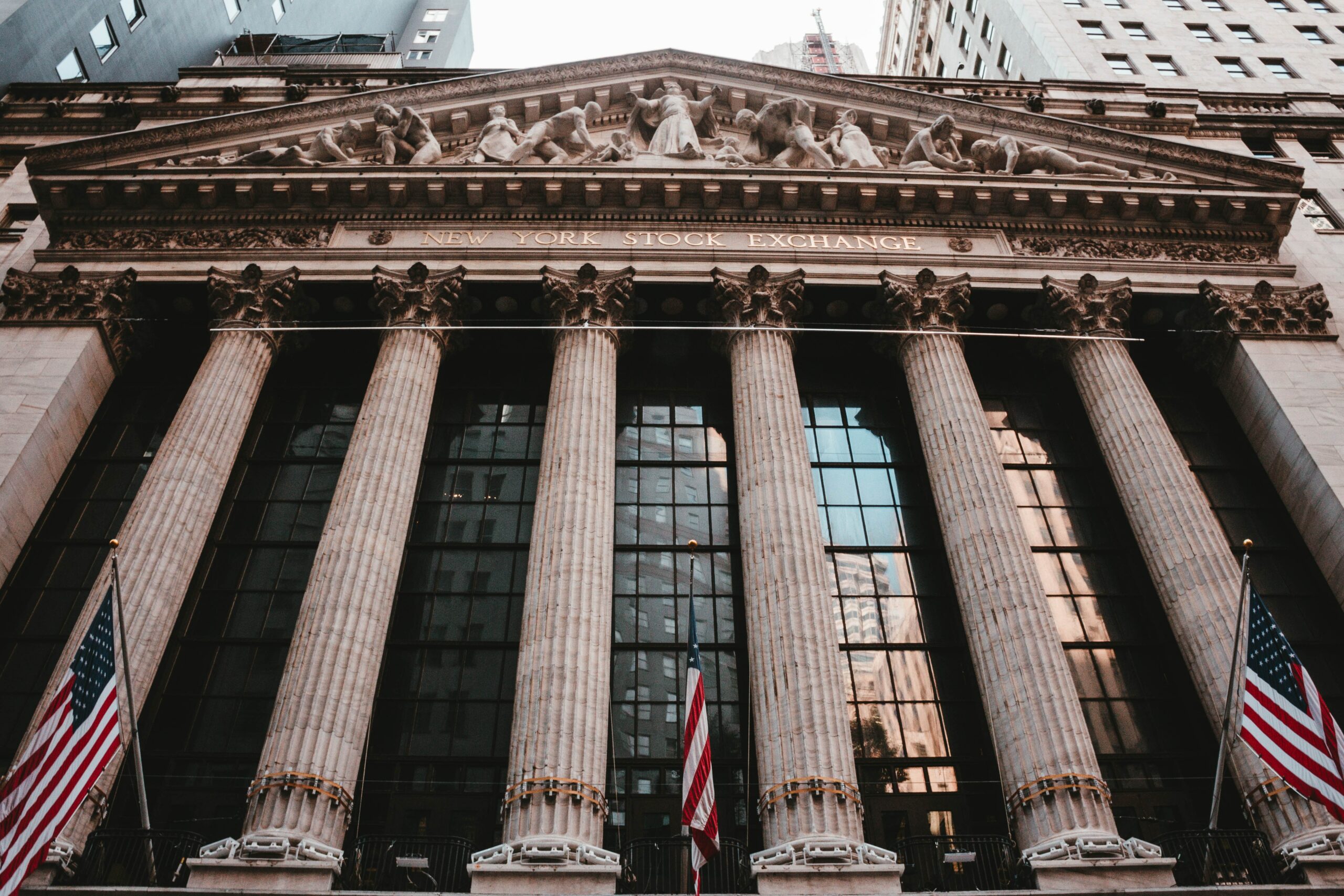 In diesem Beitrag klären wir über die Welt der Börse und Indizes wie dem Dow oder DAX auf. Was ist ein Börsenindex?