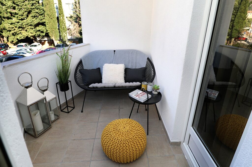 Ein Balkon, bzw. eine kleine Terrasse.