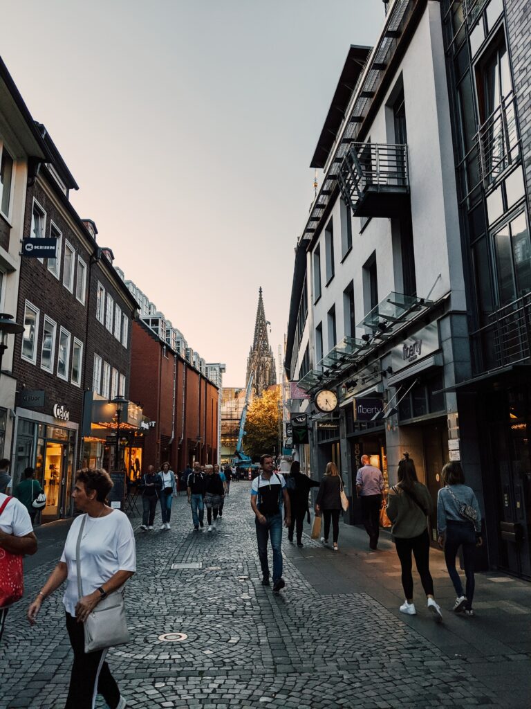 Die Ludgeristraße, benannt nach dem friesischen Missionar Liudger, der 805 zum ersten Bischof von Münster geweiht wurde, ist die meistbesuchte Einkaufsstraße in Münster. Sie erstreckt sich vom südlichen Ende des Prinzipalmarktes am Stadthausturm und den Münster-Arkaden bis zum Ludgeriplatz und kreuzt dabei die Promenade.