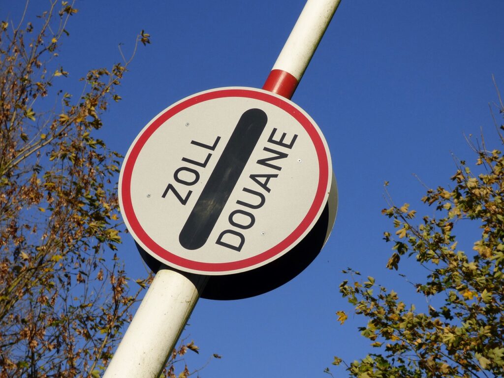 Ein Bild von einer Zollschranke. Die Zollprüfung Logistik Münsterland deckt Verstöße gegen Mindestlohn und Sozialversicherungsbeiträge auf. Alle Fakten zu den Kontrollen.