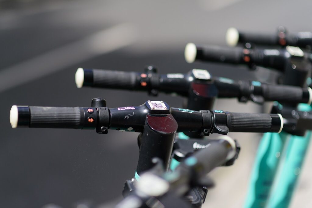 Schwerer E-Scooter Unfall auf der Warendorfer Straße: Fahrerin schwer verletzt. Polizei Münster bittet um Zeugenhinweise.