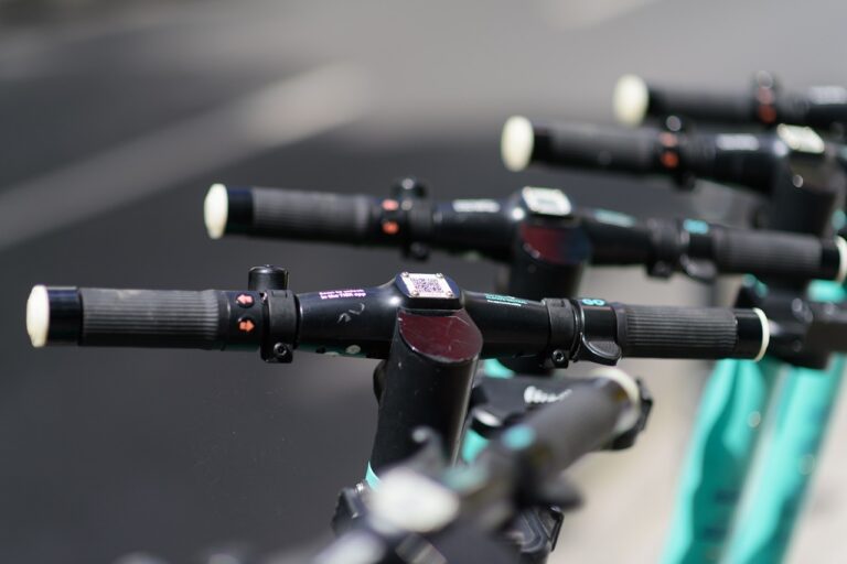 Schwerer E-Scooter Unfall auf der Warendorfer Straße: Fahrerin schwer verletzt. Polizei Münster bittet um Zeugenhinweise.