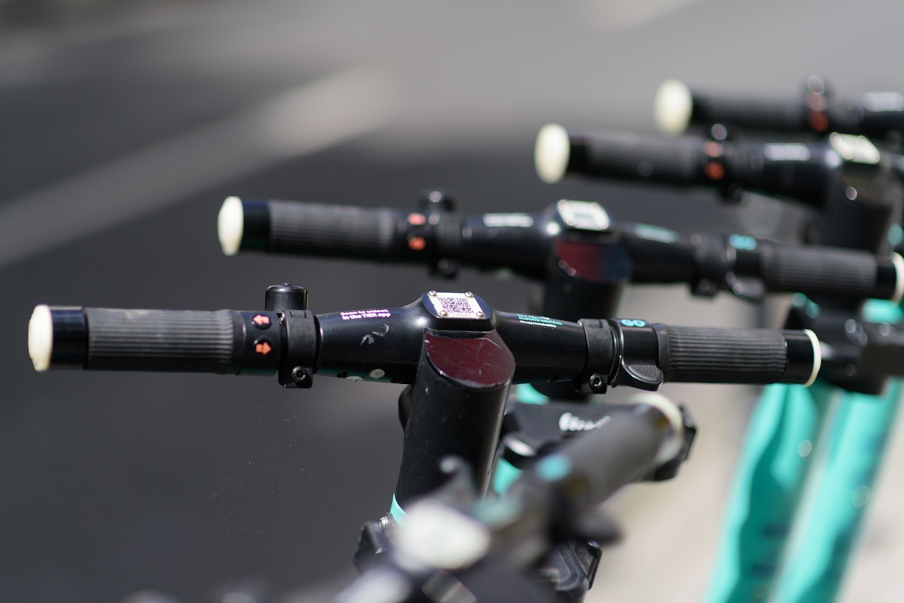 Schwerer E-Scooter Unfall auf der Warendorfer Straße: Fahrerin schwer verletzt. Polizei Münster bittet um Zeugenhinweise.