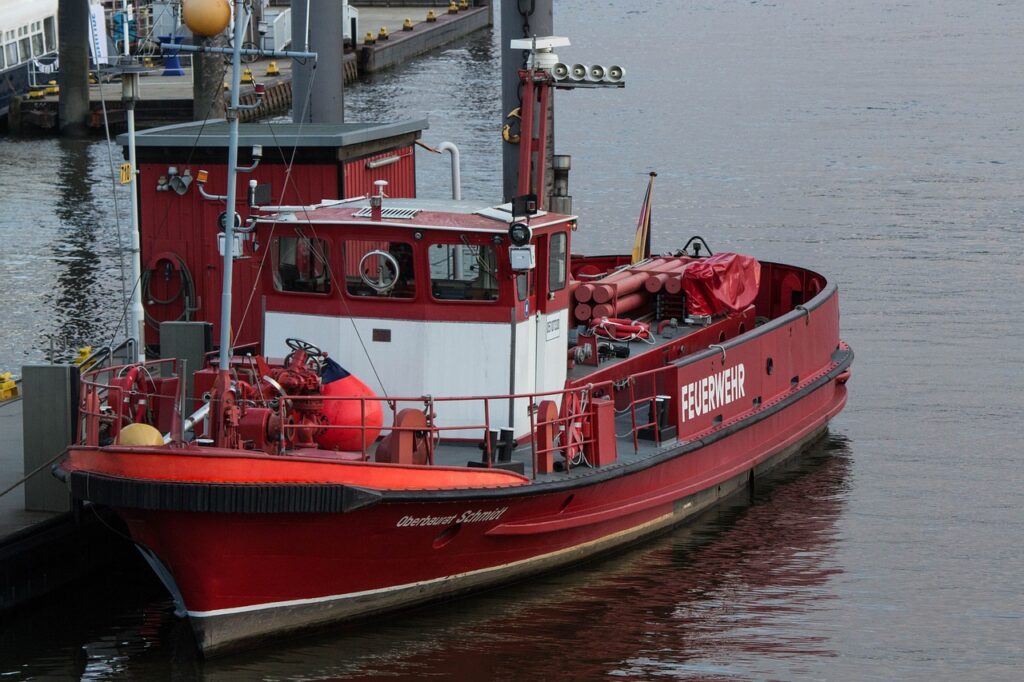 Sportboot stürzt an der Schleuse Griesheim mehrere Meter ein Wehr hinab