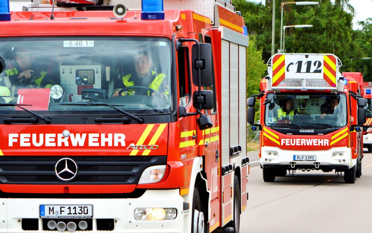 Feuer in Kinderhaus: Evakuierungen, Schäden und Großeinsatz der Feuerwehr in Münster. Alle Infos zu Rettung und Maßnahmen. Ein Feuer in einem Mehrfamilienhaus in Ochtrup löste einen Großeinsatz aus. Feuerwehr rettete zwei Personen aus Lebensgefahr. Ein Brand in mehreren Containern im Gewerbegebiet Gronau löste einen Großeinsatz der Feuerwehr aus. Die Ursache ist noch unklar. Ein Lkw-Brand auf der Autobahn A33 bei Steinhagen sorgt für lange Sperrungen und Staus. Hier alle Infos zum Vorfall, Verkehr und Reinigung.