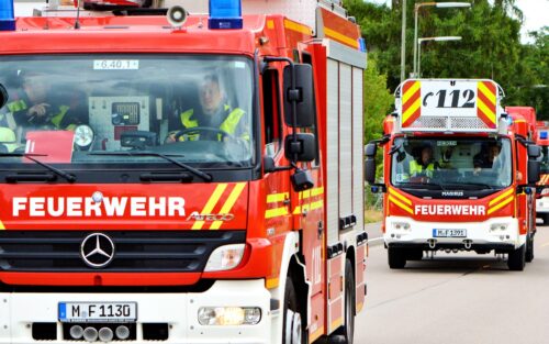 Feuer in Kinderhaus: Evakuierungen, Schäden und Großeinsatz der Feuerwehr in Münster. Alle Infos zu Rettung und Maßnahmen. Ein Feuer in einem Mehrfamilienhaus in Ochtrup löste einen Großeinsatz aus. Feuerwehr rettete zwei Personen aus Lebensgefahr. Ein Brand in mehreren Containern im Gewerbegebiet Gronau löste einen Großeinsatz der Feuerwehr aus. Die Ursache ist noch unklar. Ein Lkw-Brand auf der Autobahn A33 bei Steinhagen sorgt für lange Sperrungen und Staus. Hier alle Infos zum Vorfall, Verkehr und Reinigung.