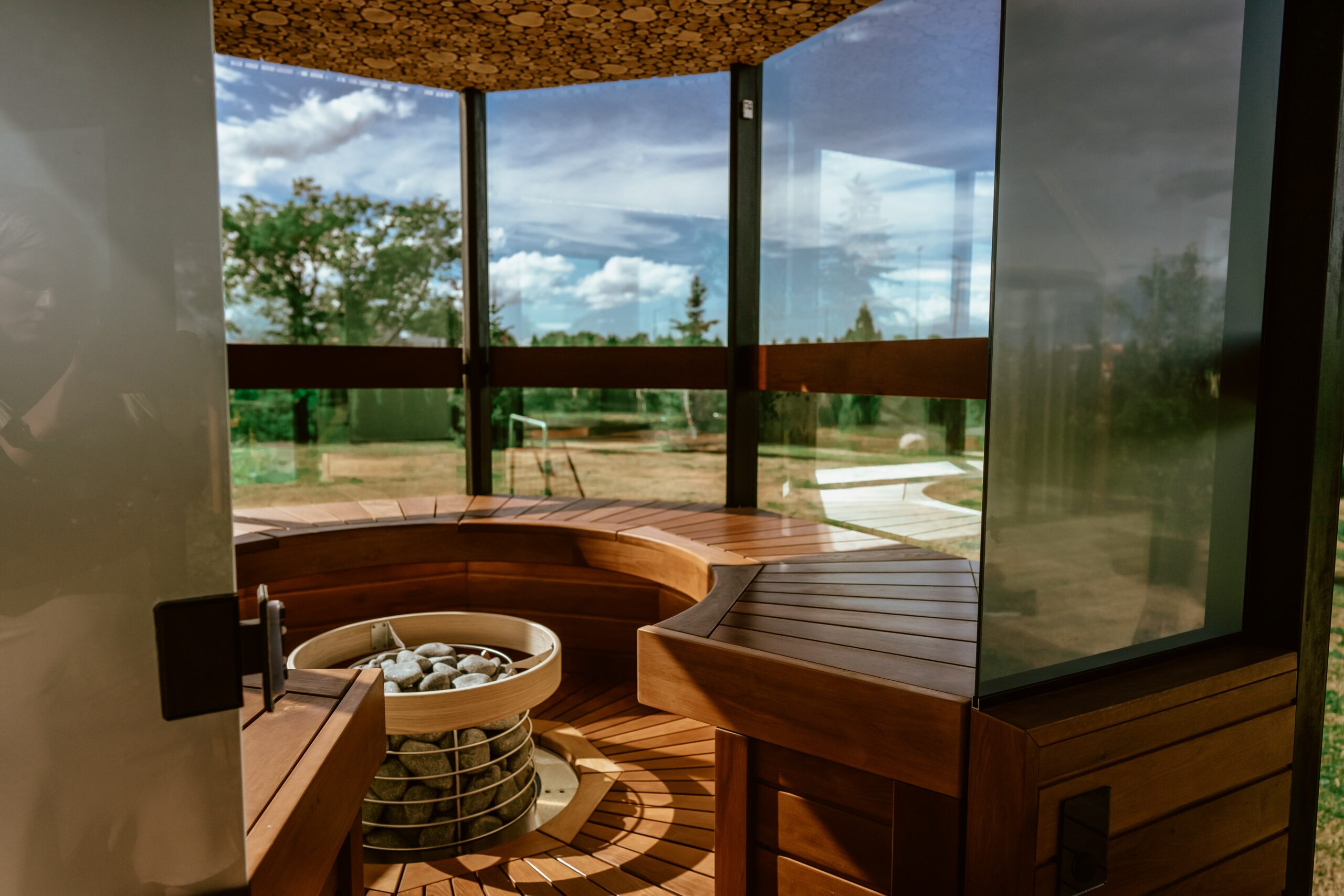 Thermen NRW: In Nordrhein-Westfalen gibt es eine beeindruckende Vielfalt an Thermen, die von traditionellen römischen Bädern bis hin zu modernen Wellnesszentren reichen und jedem Besucher ein einzigartiges Erlebnis von Entspannung und Wohlbefinden bieten.