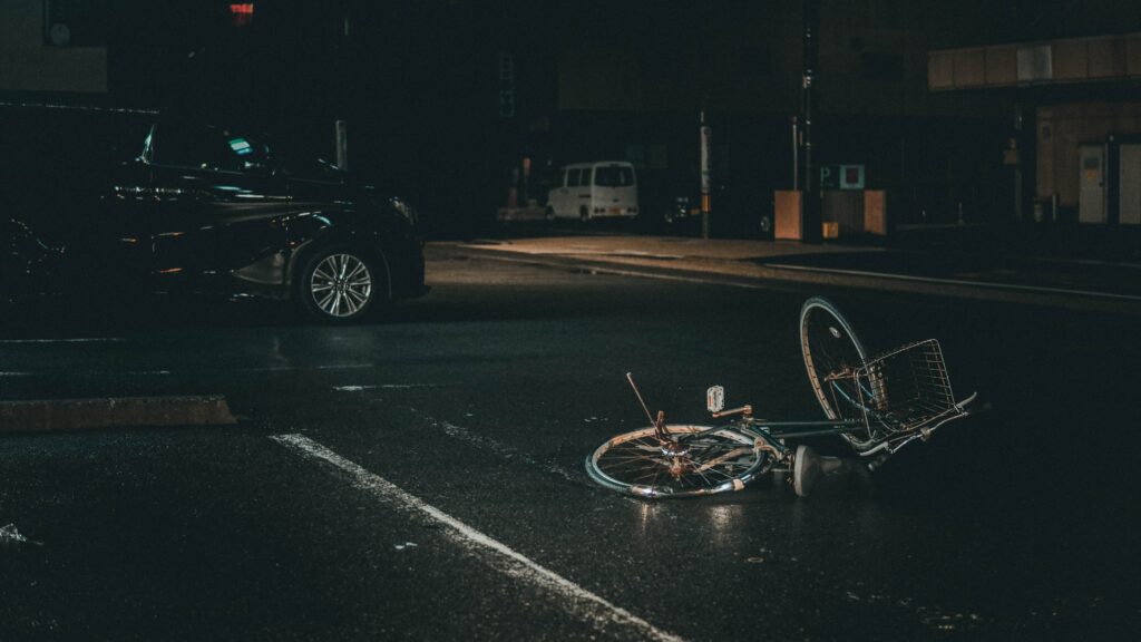 Am letzten Samstagvormittag, genauer gesagt um 10:25 Uhr am 15. Juli 2023, wurde eine 62-jährige Radfahrerin schwer verletzt auf der Görlitzer Straße gefunden.