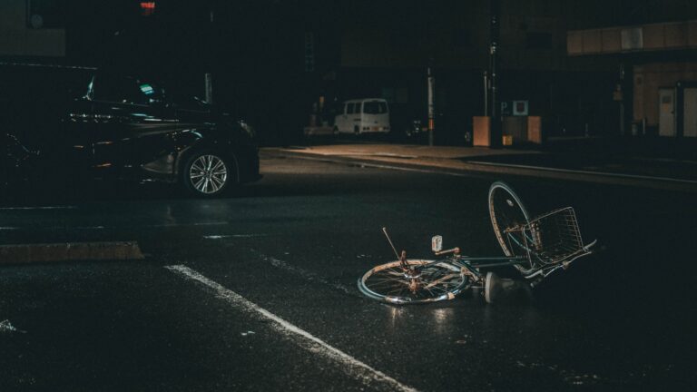 Am letzten Samstagvormittag, genauer gesagt um 10:25 Uhr am 15. Juli 2023, wurde eine 62-jährige Radfahrerin schwer verletzt auf der Görlitzer Straße gefunden.