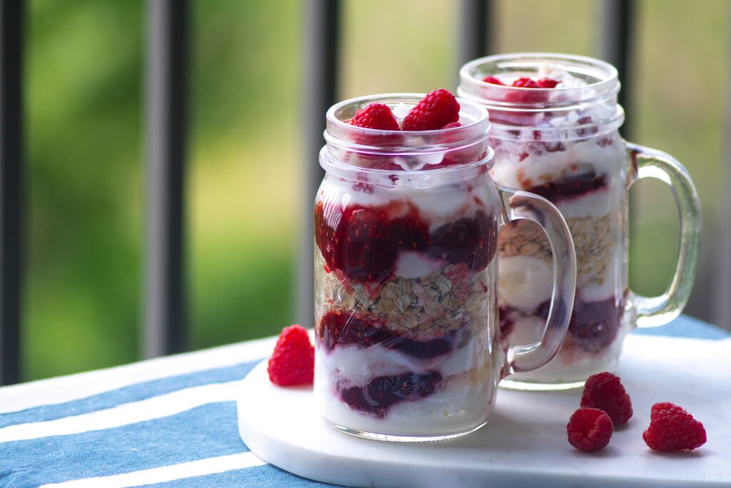 Himbeeren sind besonders lecker, wenn man sie mit etwas Süßem mischt. Deshalb eignen sie sich hervorragend zur Zubereitung leckerer Desserts