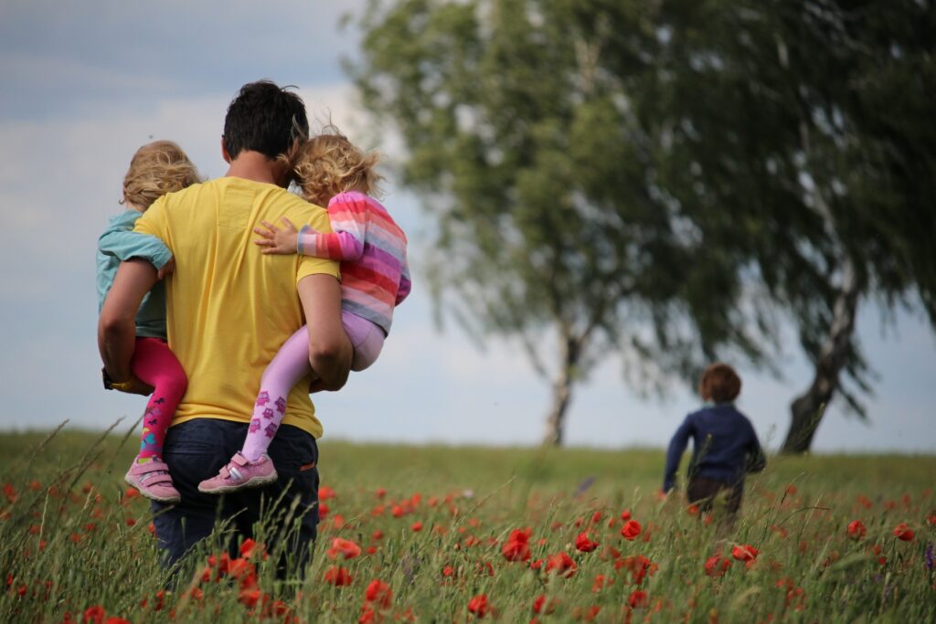 Aktivitäten mit Kindern: Ein spannender Nachmittag mit Bastelarbeiten oder Backen kann Kindern helfen, ihre Kreativität zu entfalten und gleichzeitig wertvolle Fertigkeiten zu erlernen. Auch ein Ausflug in die Natur, etwa zum Wandern oder Fahrradfahren, ist eine hervorragende Möglichkeit, Kindern die Bedeutung von Bewegung und Umweltbewusstsein näher zu bringen.