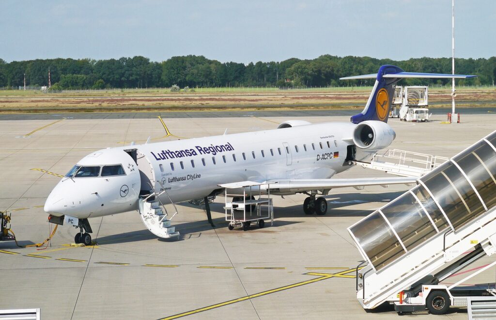 Ein Flugzeug auf dem FMO. Über eine Stunde saßen 190 Passagiere bei extremen Bedingungen in einem Flugzeug in Antalya fest. Die Fluggesellschaft zeigte wenig Unterstützung. Verbindung zwischen Frankfurt und FMO wird gekappt.