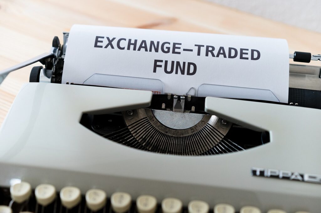 Ein Exchange Traded Fund (ETF) ist ein börsengehandelter Fonds, der darauf abzielt, die Wertentwicklung eines bestimmten Index, einer Rohstoffgruppe, eines Anlagethemas oder eines anderen zugrunde liegenden Vermögenswerts nachzubilden. ETFs werden ähnlich wie Aktien an der Börse gehandelt und ermöglichen es Anlegern, in einen diversifizierten Korb von Vermögenswerten zu investieren, ohne die einzelnen Wertpapiere selbst erwerben zu müssen.