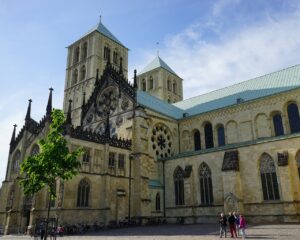 Der St. Paulus Dom Münster ist ein Ort, der Geschichte, Spiritualität und Gemeinschaft vereint. Er lädt dich ein, seine Schönheit zu entdecken, seine Geschichte zu erforschen und seine spirituelle Tiefe zu erleben. Bistum Münster. Auch der Domplatz eignet sich für einen Spaziergang in Münster. Der Bischof von Münster, Felix Genn, hat seinen Rücktritt für März 2025 angeboten. Er plant einen geordneten Übergang. Ein Priester aus Ahaus wurde wegen des Verdachts auf sexuellen Missbrauch von allen Ämtern ausgeschlossen.