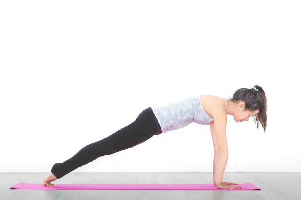Liegestützen und Planks sind zwei mögliche Sportübungen ohne Geräte.
