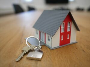 Wohnungsleerstand in Münster: Der Zensus 2022 zeigt 3397 leere Wohnungen. Die Stadt erklärt die Hintergründe und Maßnahmen zur Verbesserung der Situation. Die OB-Kandidaten in Münster präsentieren ihre Pläne gegen für die Wohnungspolitik: von Bauoffensive bis hin zu nachhaltigen Konzepten.