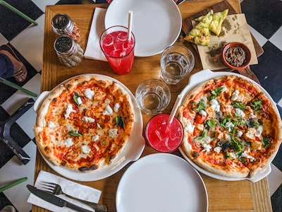 Auf dem Bild sind zwei Pizzen auf einem Tisch zusehen. Neueröffnung in Münster: "60 Seconds to Napoli" bringt neapolitanische Pizza in die Stadt