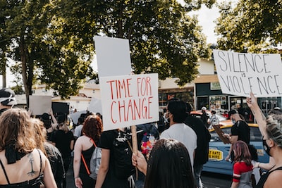 Menschen auf einer Demonstration bezüglich des G7-Gipfels in Münster.