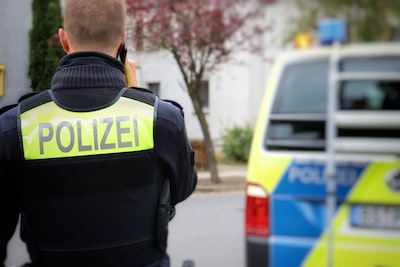 Die Kripo Münster durchsucht das Büro eines Hauptkommissars in Bielefeld. Der Beamte steht unter strafrechtlichen und disziplinarrechtlichen Vorwürfen.