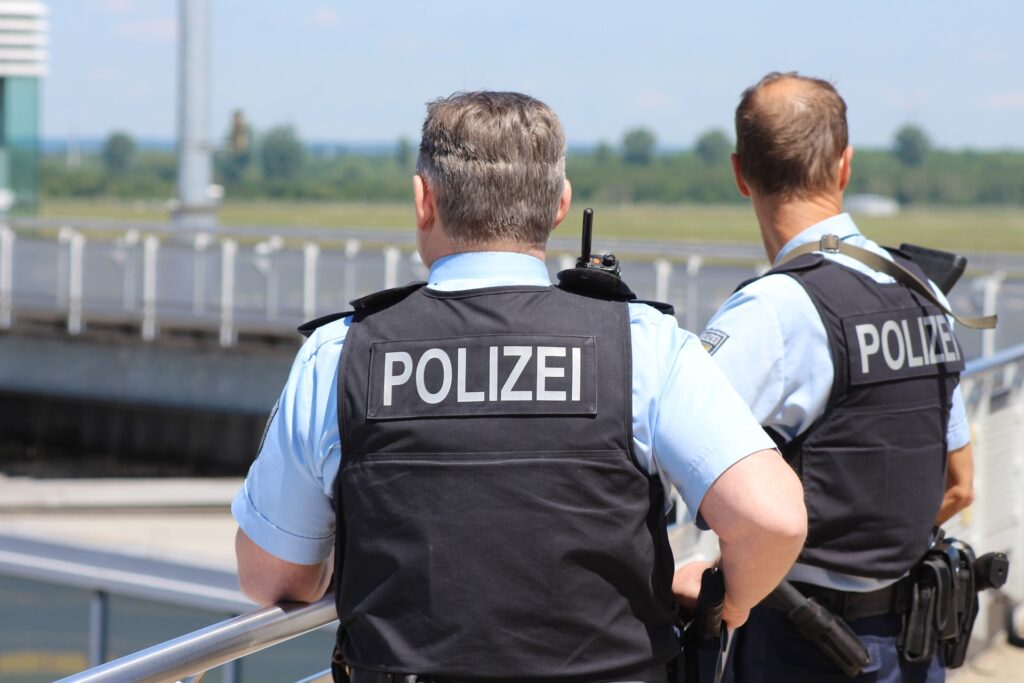 Die Polizeiwache in Dülmen wurde wegen einer verdächtigen Substanz geräumt. LKA bestätigt keine Gefahr, Polizei ermittelt weiter.