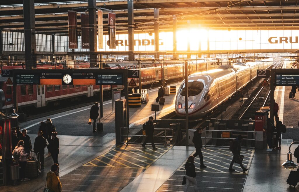 Die aktuelle Bilanz: So wird das Deutschlandticket genutzt. Hier ist ein ICE zu sehen.