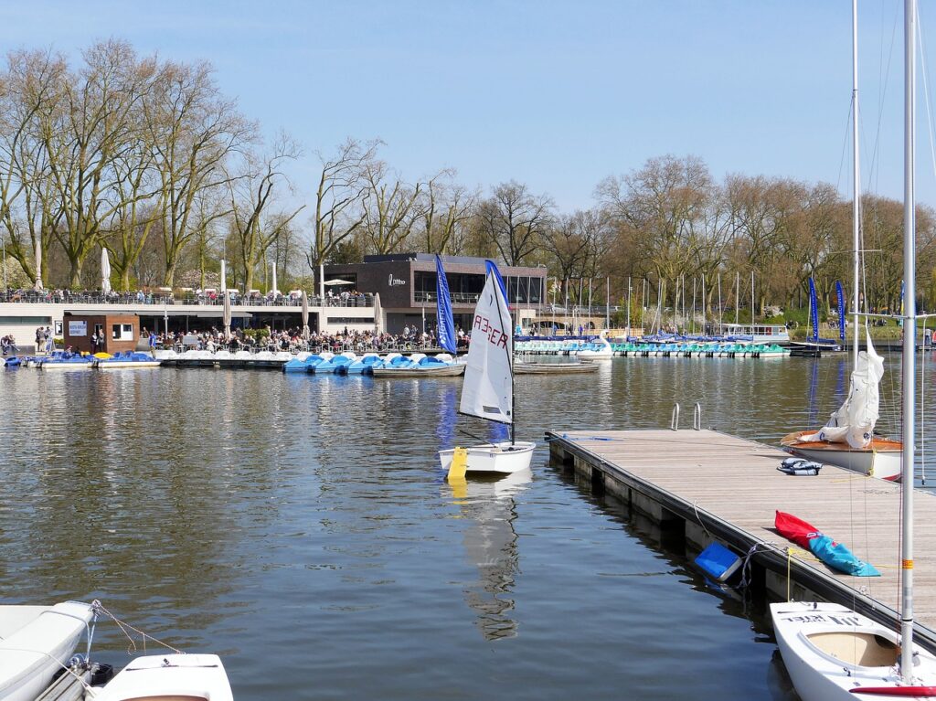 Am Aasee in Münster gibt es viel zu erleben. Der Bootsverleih Overschmidt bietet viele verschiedene Boote an. Fische am Aasee.