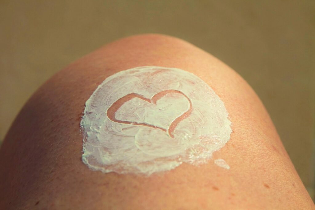 Sonnschutz und Sonnencreme sind wichtig, um die Haut vor Hautkresb zu schützen und unnötigen Sonnenbrand zu vermeiden.