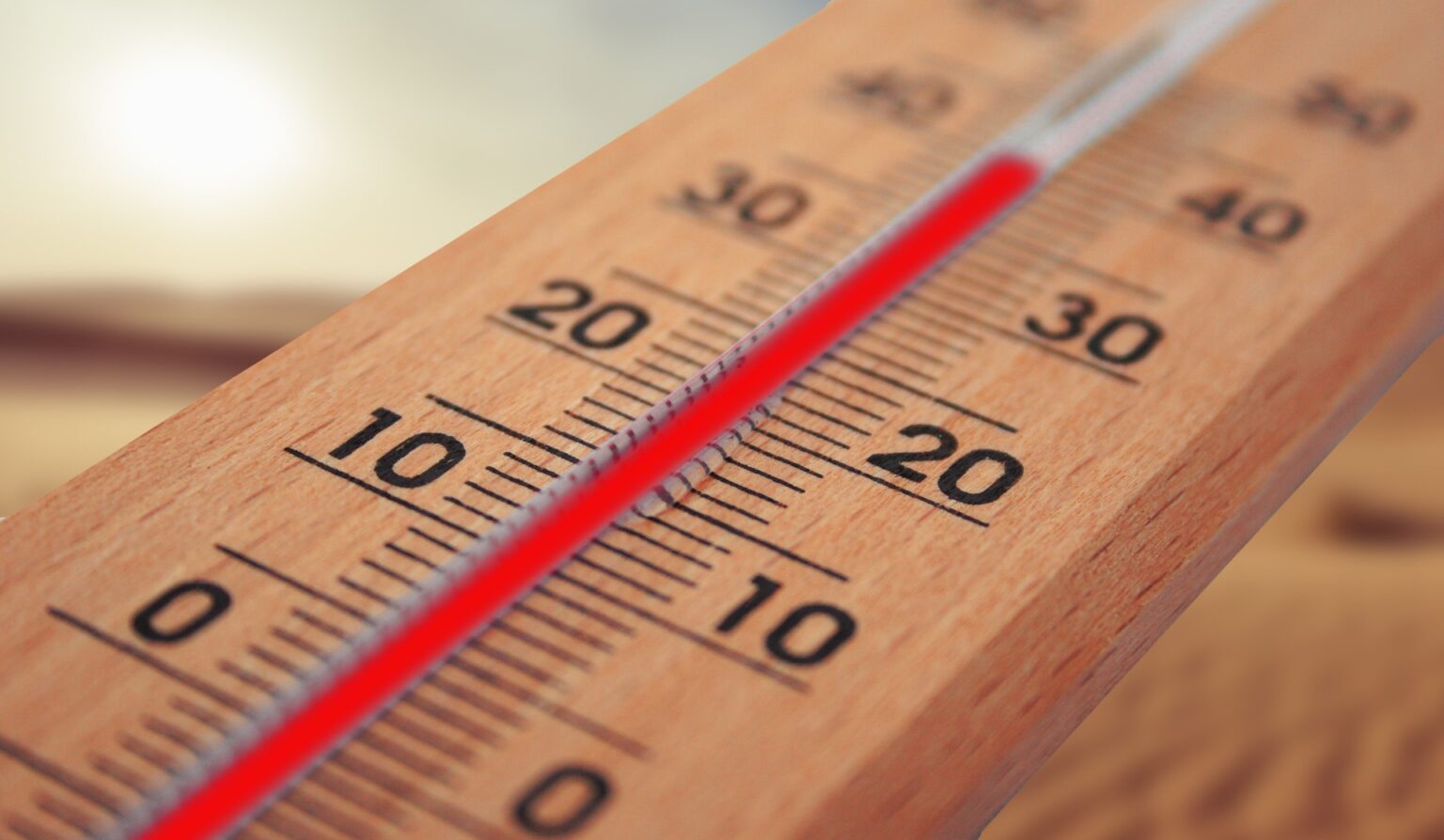 Hier ist ein Thermometer zu sehen. In Münster kann die Hitze heute bis zu 38 Grad steigen.