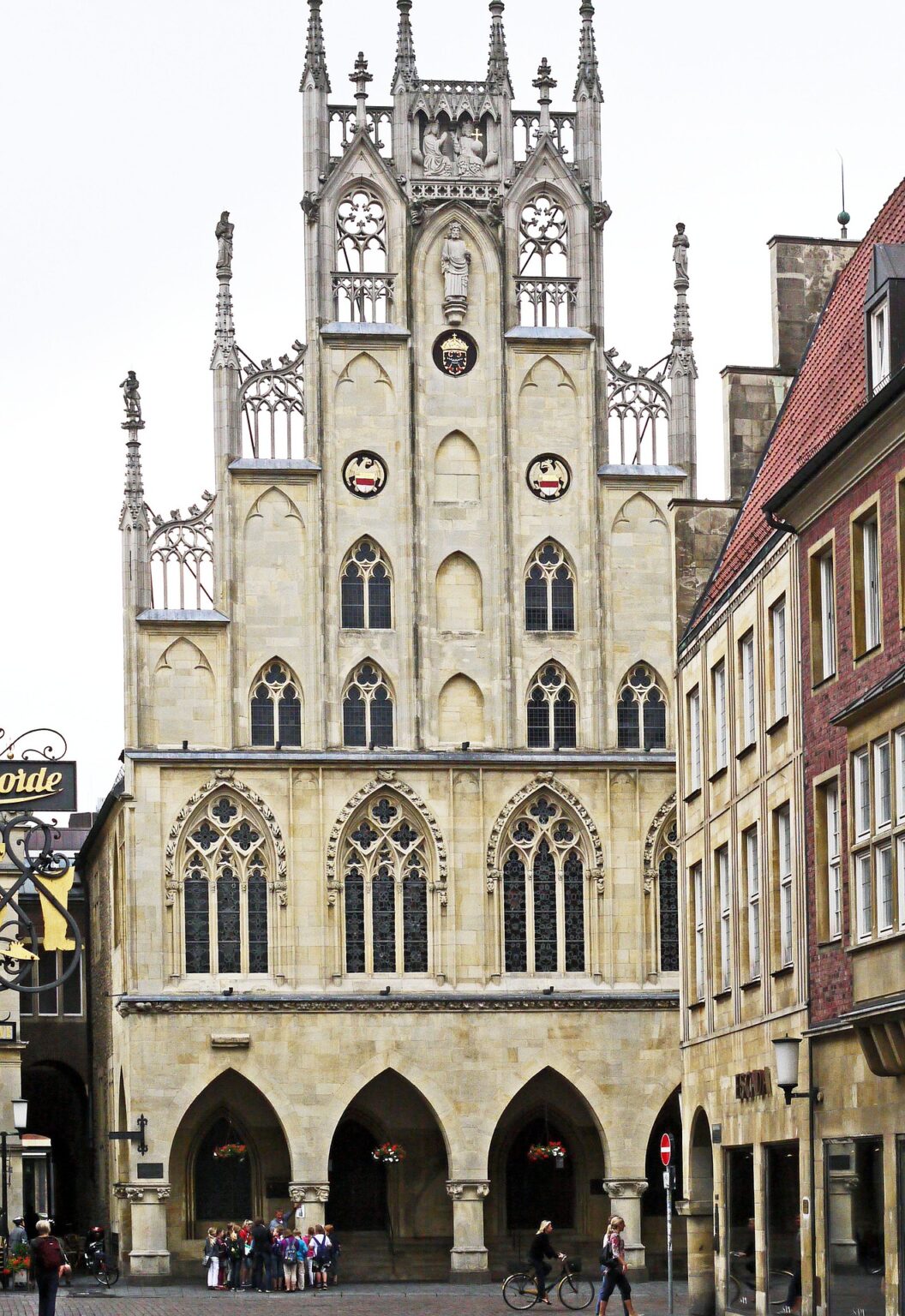 Münster entscheidet sich gegen die Umbenennung von sieben historisch belasteten Straßennamen – trotz politischer und gesellschaftlicher Kontroversen.