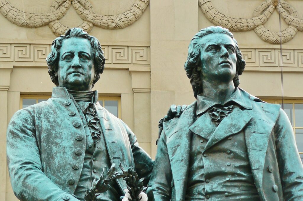 In Weimar findet man die Statuen von Goethe und Schiller. Kulturhauptstädte Deutschlands.