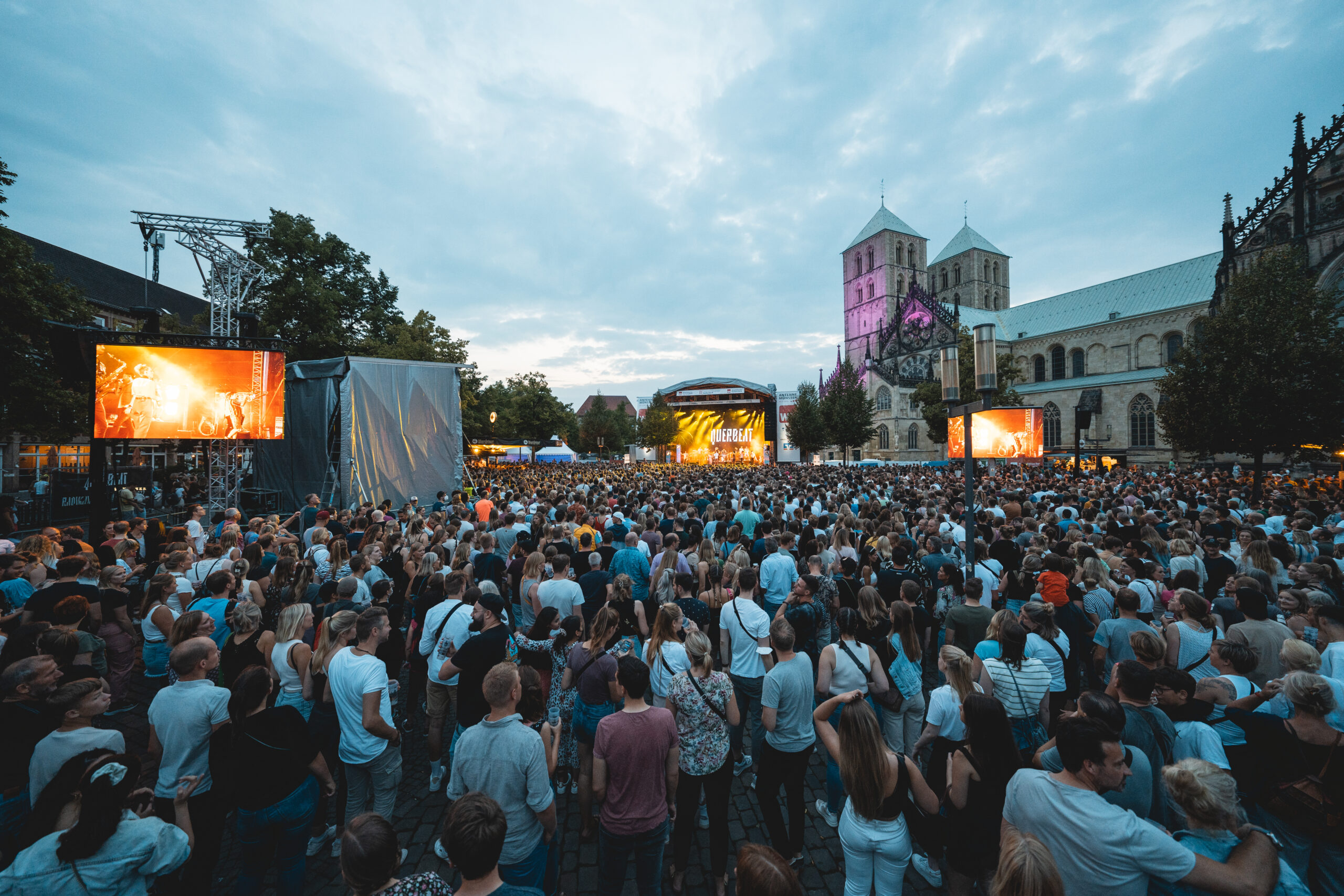 "Münster Mittendrin" 2024 steht vor der Tür. Von Terminen und Künstlern bis zu Tickets und Anreise – wir haben die Details für dich!
