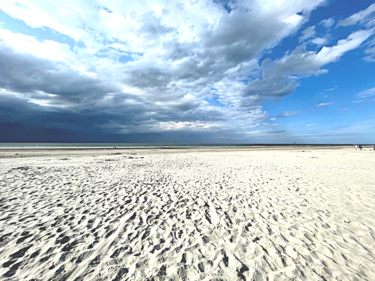 Norderney verzaubert Besucher mit seinen weitläufigen Stränden und dem pulsierenden Leben in der Stadt. Die ostfriesische Insel bietet eine perfekte Mischung aus Naturerlebnis und kulturellen Veranstaltungen.
