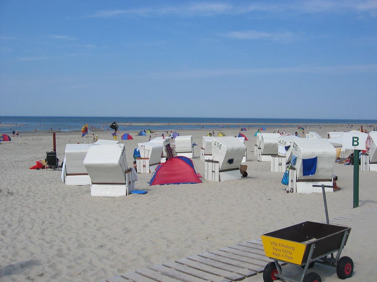 Baltrum bietet dir ein Erlebnis, das du so schnell nicht vergessen wirst. Die Kombination aus Ruhe, Natur und Kultur macht diesen Ort zu etwas ganz Besonderem. Es ist, als würde die Insel dich in ihre Arme nehmen und dir zeigen, wie schön das Leben sein kann, wenn man sich Zeit nimmt, es wirklich zu genießen. Die Erinnerungen, die du hier sammelst, werden dich begleiten und dich immer wieder an diesen besonderen Ort zurückziehen. Baltrum wartet auf dich, also packe deine Tasche und erlebe selbst, was diese Insel so einzigartig macht.