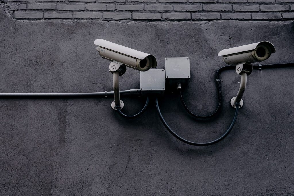 Zur Erhöhung der Sicherheit im Bahnhofsviertel von Münster plant die Polizei die Einführung von zwei mobilen Kameraanlagen. Erfahren Sie, wie diese Maßnahme die Kriminalität in der Gegend beeinflussen könnte. Recherchen berichten über Kameras und Druck in einem privaten Studentinnenwohnheim in Münster. Wir ordnen ein.