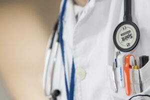 Anklage gegen Arzt aus Osnabrück wegen Vergewaltigung einer 14-Jährigen. Die elektronische Patientenakte (ePA) sollte die medizinische Versorgung revolutionieren – doch in der Testphase in NRW, besonders in Münster, häufen sich technische Pannen und Sicherheitsmängel.